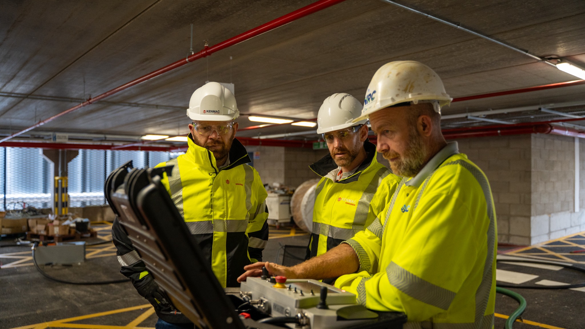 Kenmac consultants discussing site equipment with a contractor